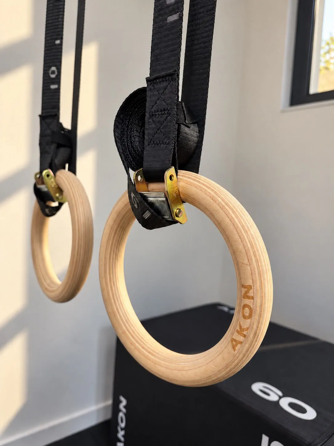 Anillas de madera colgadas sobre un cajón de salto