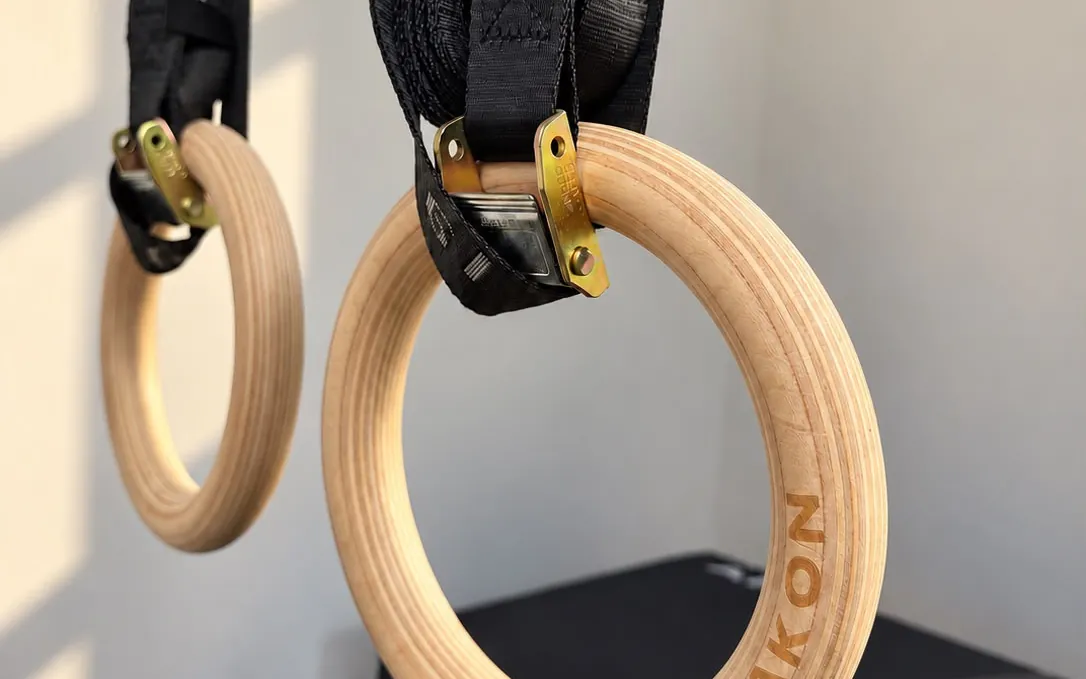 Anillas de madera colgadas en la sala de forma training club, con luz natural
